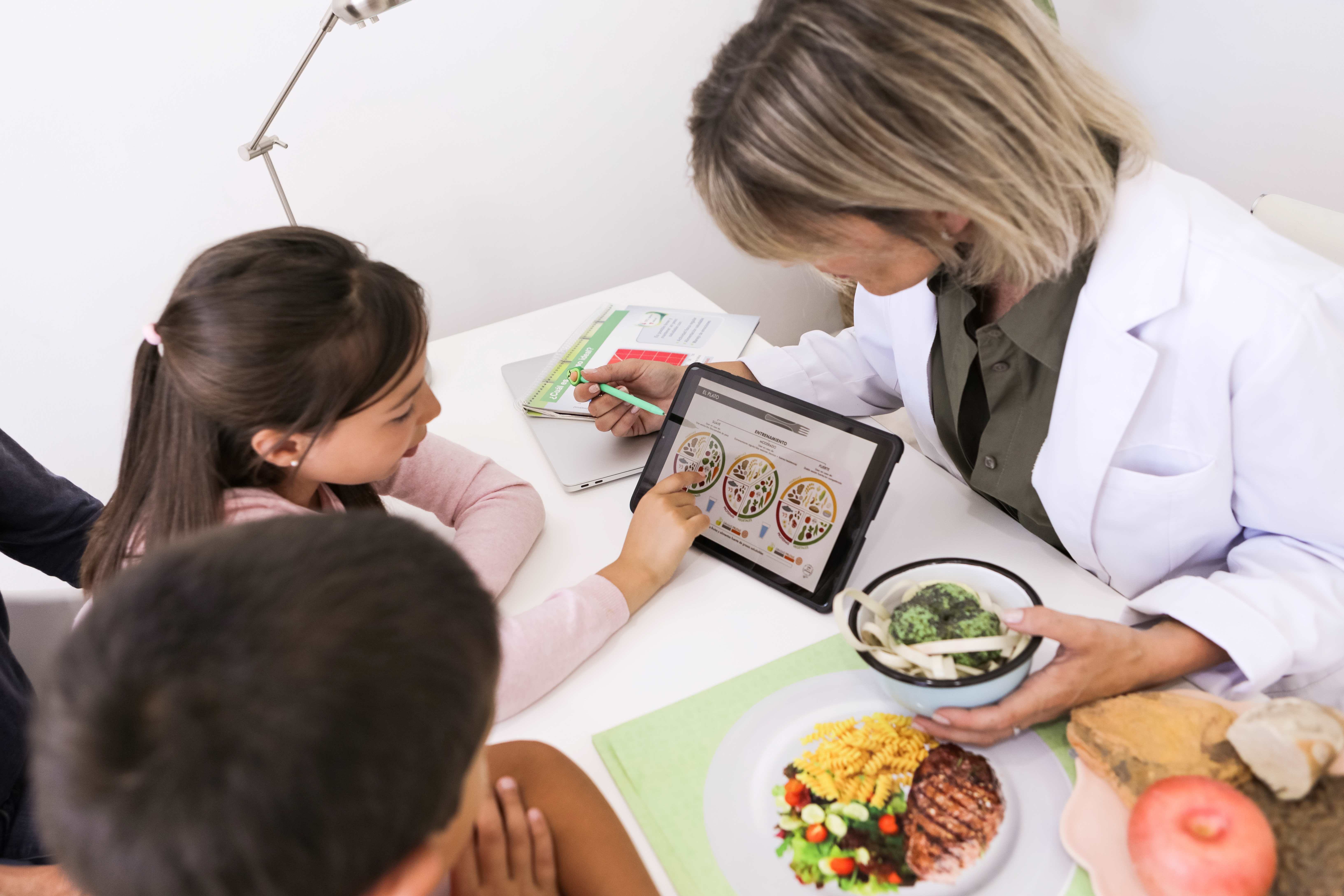 Médecin montrant aux enfants des options alimentaires saines