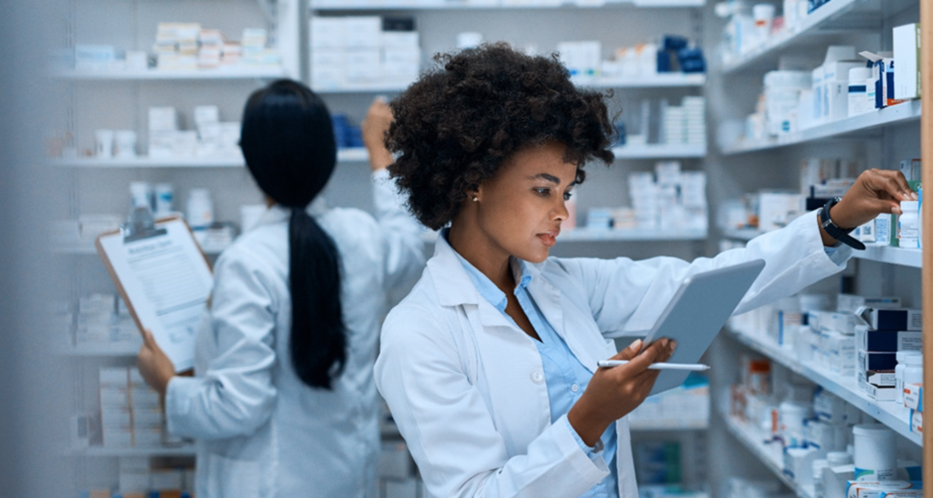 Femmes travaillant dans un laboratoire