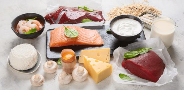 Aliments sains comme le saumon, les fruits de mer, les légumes, la viande rouge maigre et l'avoine