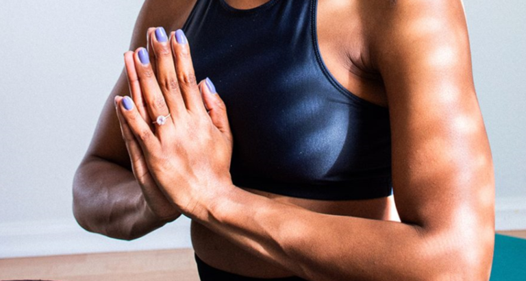 Femmes faisant du yoga