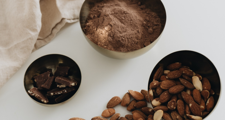 Bol d'amandes, chocolat noir et poudre de cacao