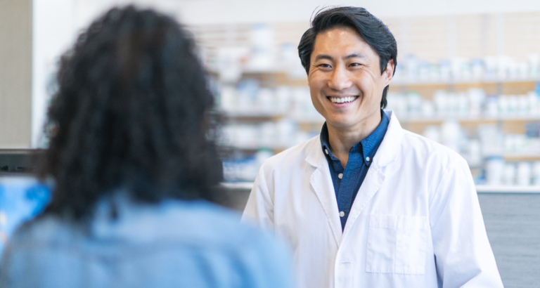 Pharmacien travaillant et souriant avec le client