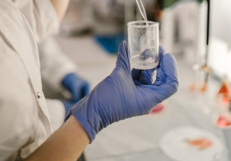 Médecin travaillant dans un laboratoire d'essais.