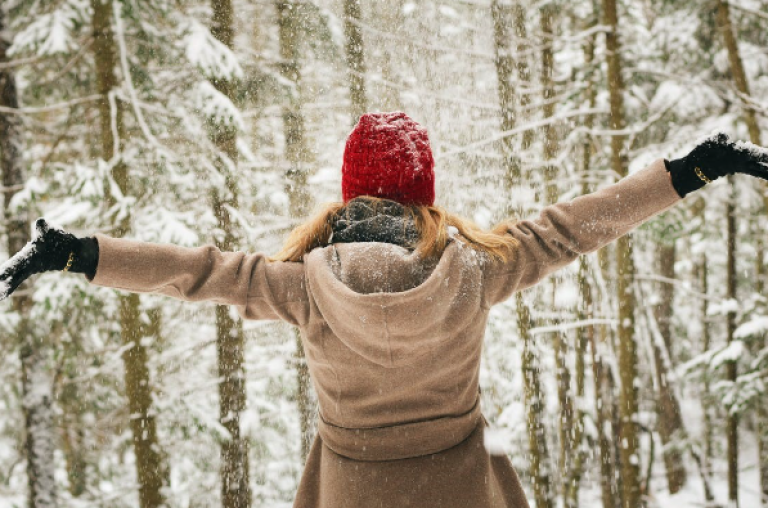 Femmes jouant dehors dans la neige
