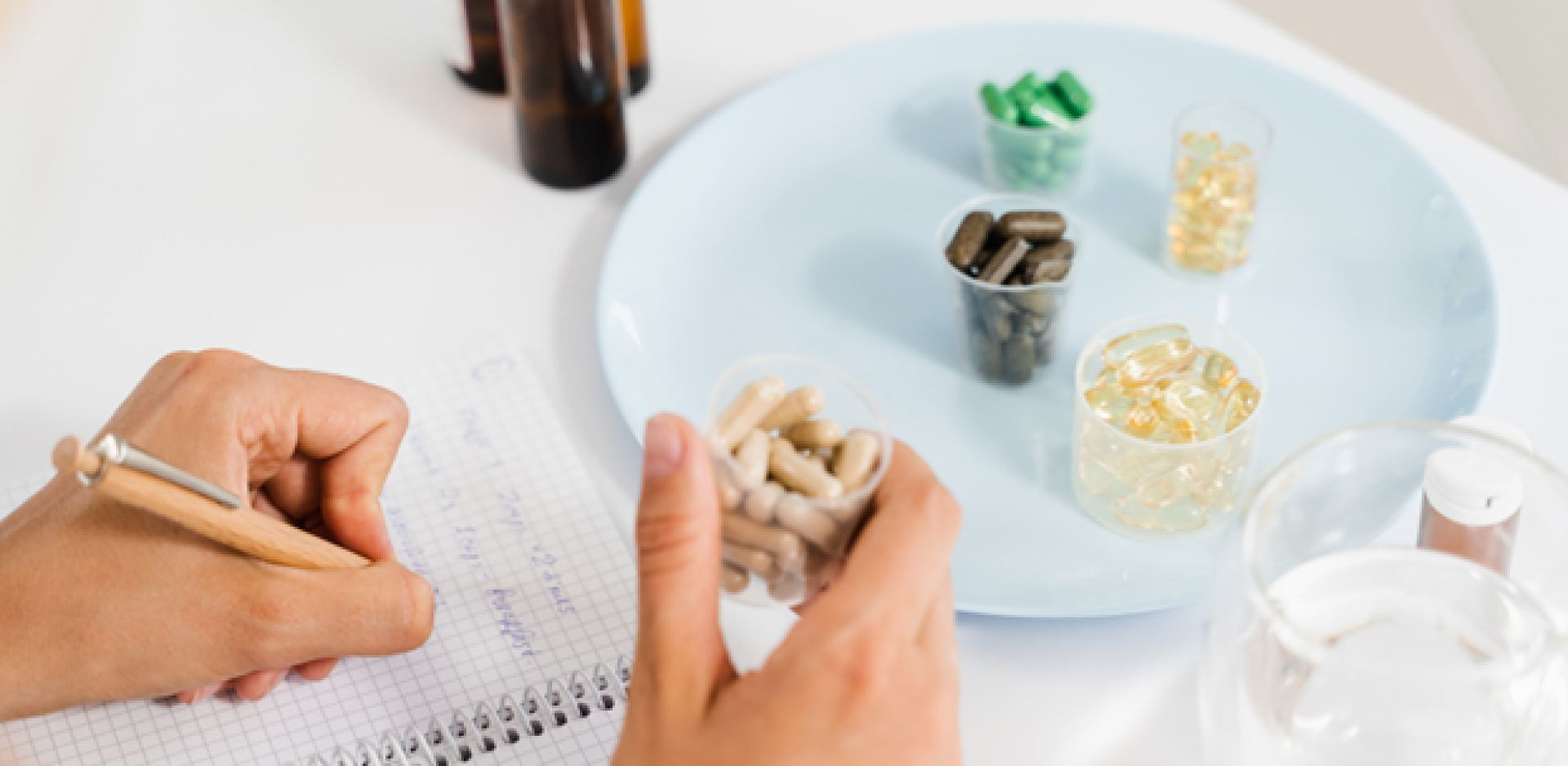 Personne prenant des notes et planifiant ses suppléments hebdomadaires.